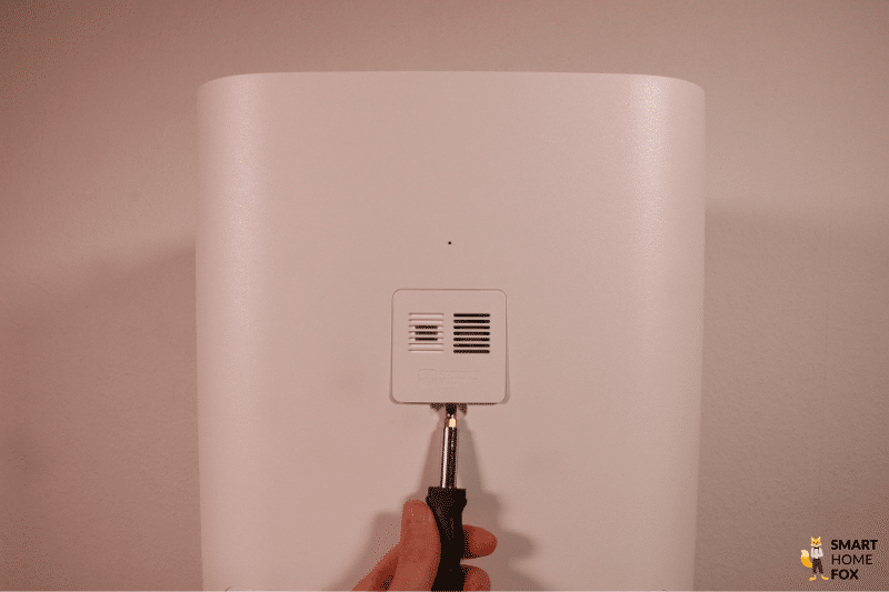 Сенсорная заслонка воздухоочистителя Xiaomi Mi Air Purifier Pro H открывается с помощью отвертки.